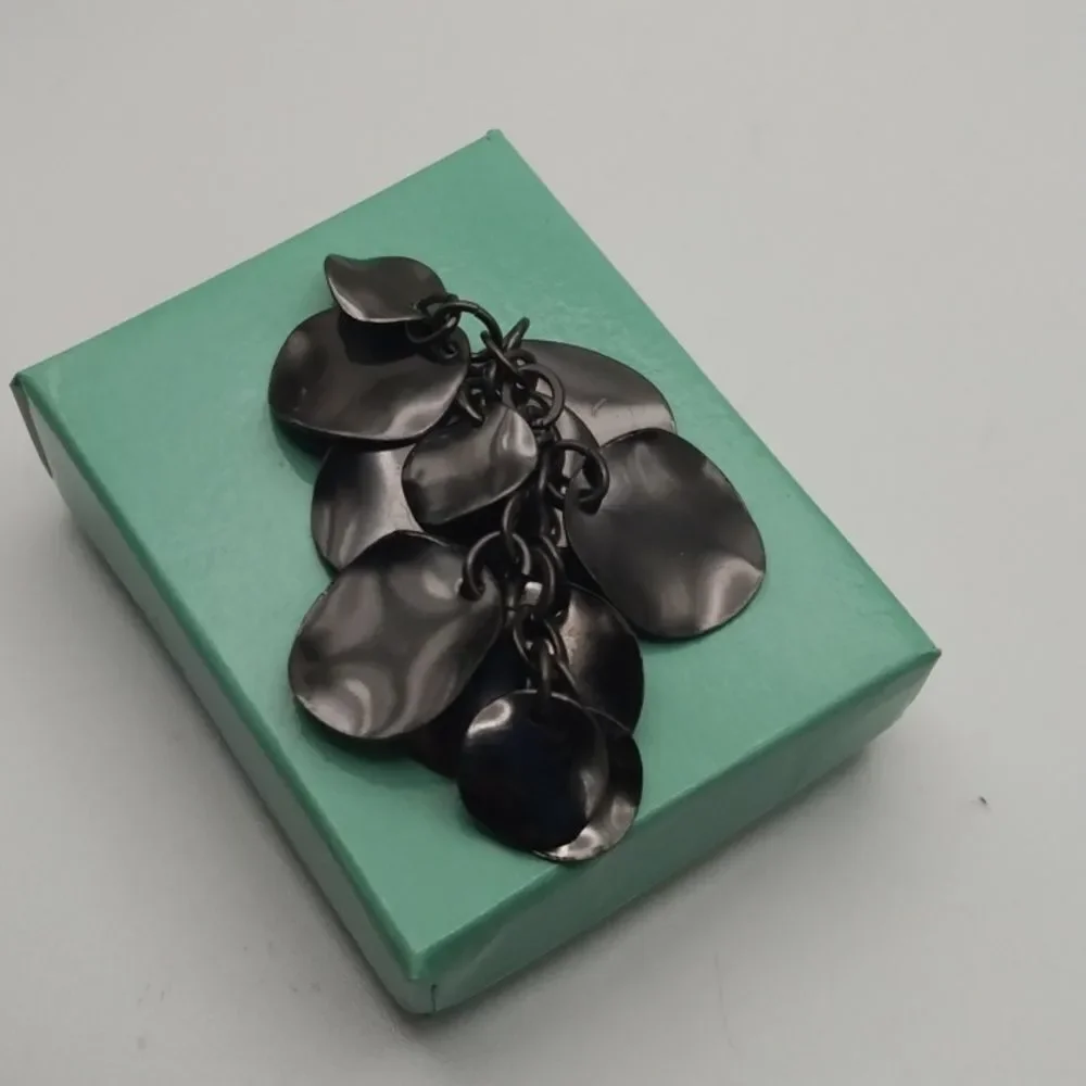 Black sequin Gothic charm - Picture 1 of 2